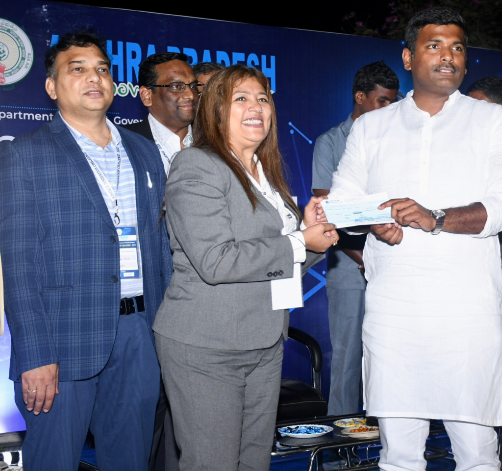 AP-IT Minister handing over the prize money